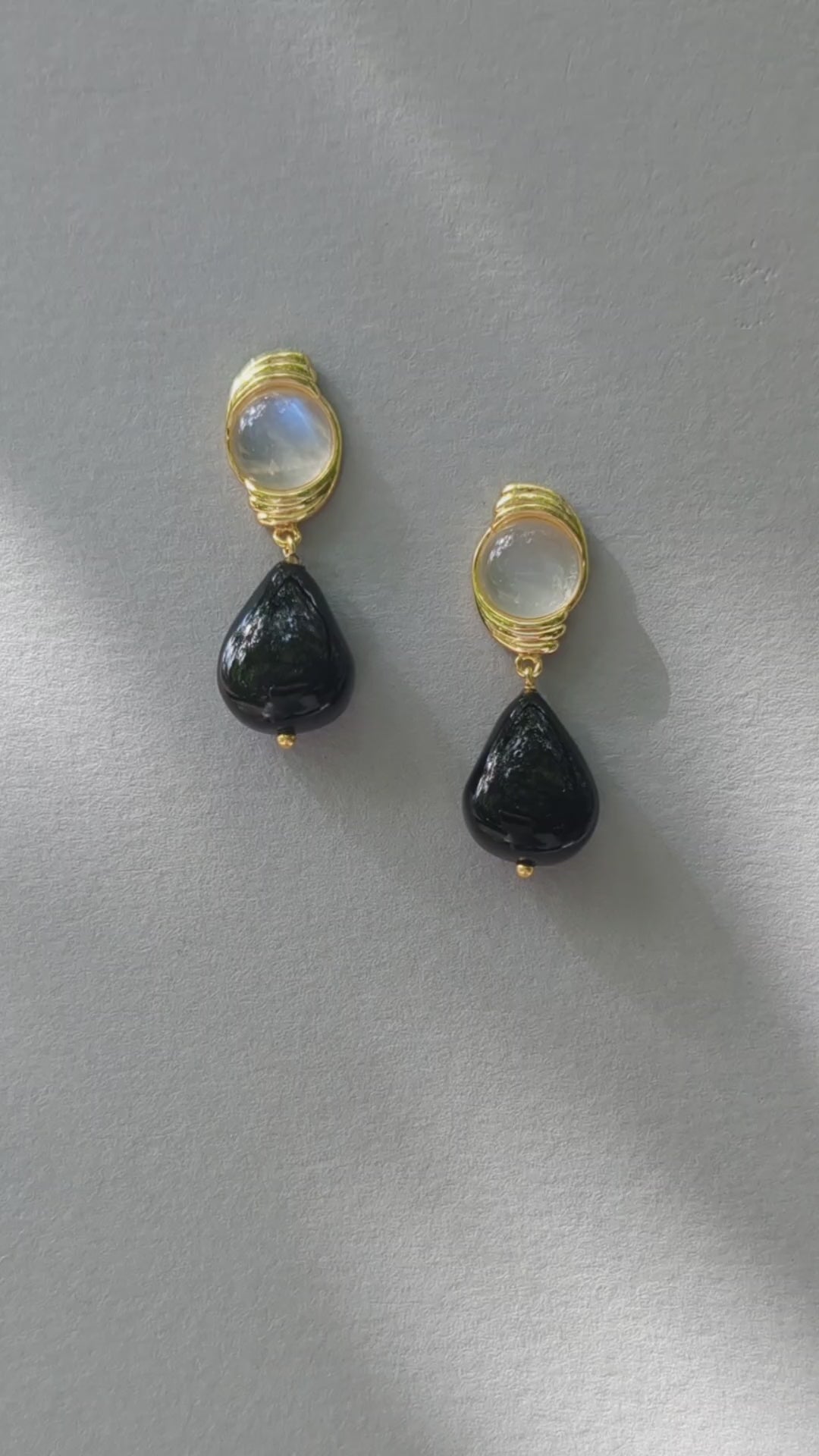 LETO EARRINGS in GOLD & ONYX